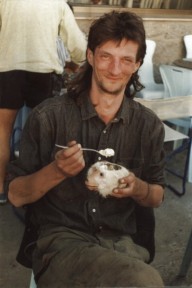 Affenhirn auf Eis - köstlich! Nach einer Drehpause, 1990 auf Sardinien.