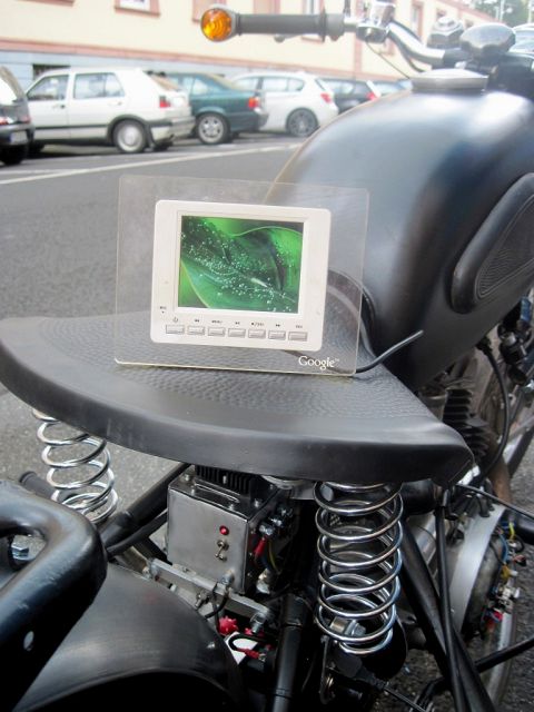 Ein digitaler Bildschirmrahmen auf dem Sattel eines Motorradgespanns.