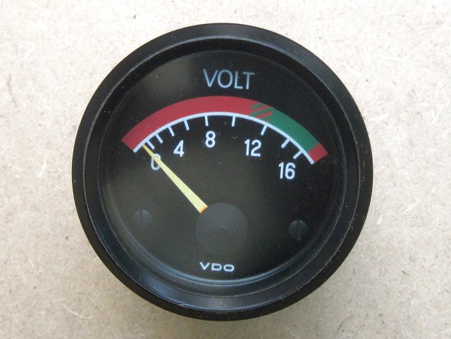 Ein VDO–Voltmeter mit Anzeigebereich 0 bis 16 Volt.