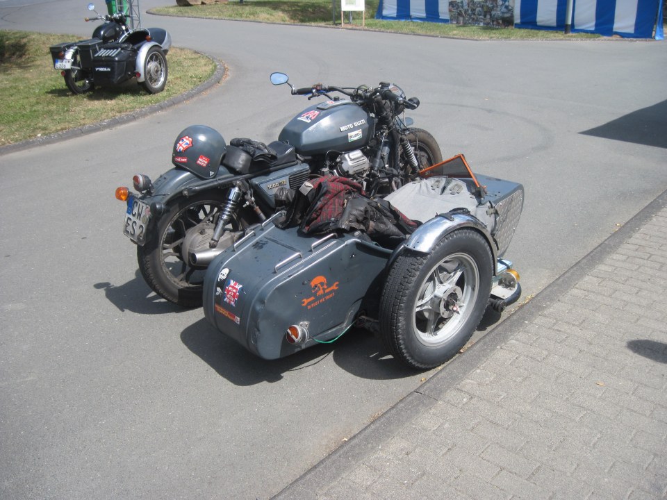 Das Moto Guzzi–Gespann schräg von hinten.