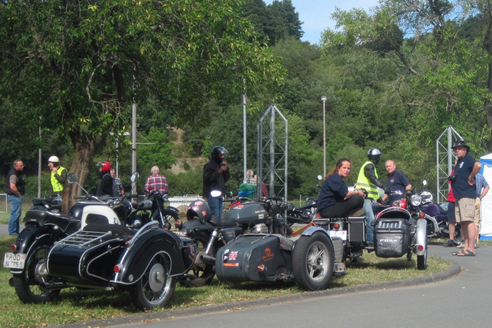 Motorrad–Gespanne an der Einfahrt zum Gelände.