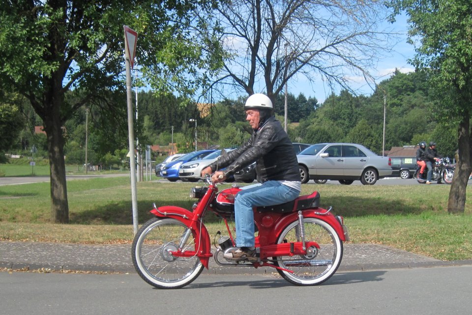 Victoria Avanti mit Schwinggabel in voller Fahrt.