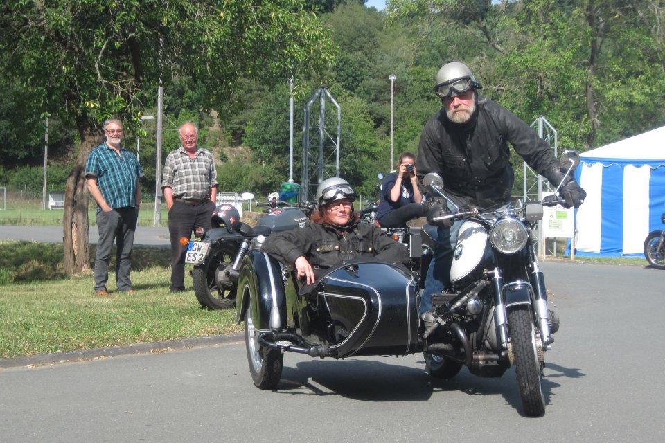 Ein BMW–Gespann mit Steib TR500–Seitenwagen.