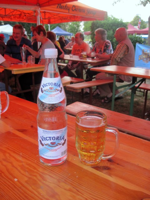 Victoria–Mineralwasser aus Lahnstein und Bier.