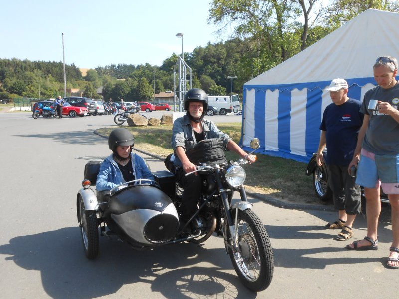 Fahrer und Beifahrerin im Sonnenschein mit dem Victoria–Gespann.