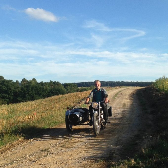 Mit dem Victoria–Gespann im Sommer 2015 auf einem Feldweg.