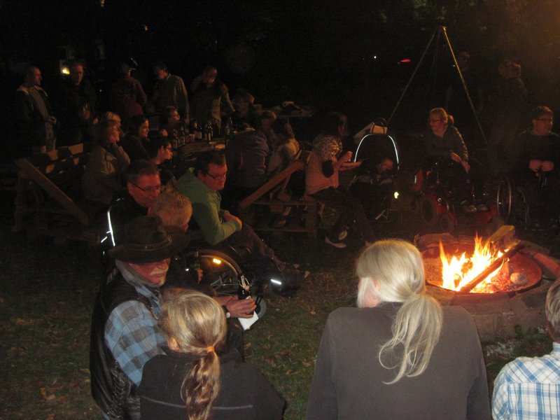 Am Lagerfeuer - Biker und Rolli–Fahrer im Gespräch.