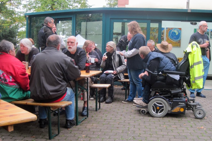 Erstmal frühstücken und Kaffee trinken - Motorrad– und Rollstuhlfahrer.