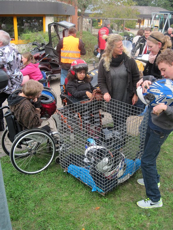 Die Motorradhelme werden an die Kinder mit Einschränkungen verteilt.