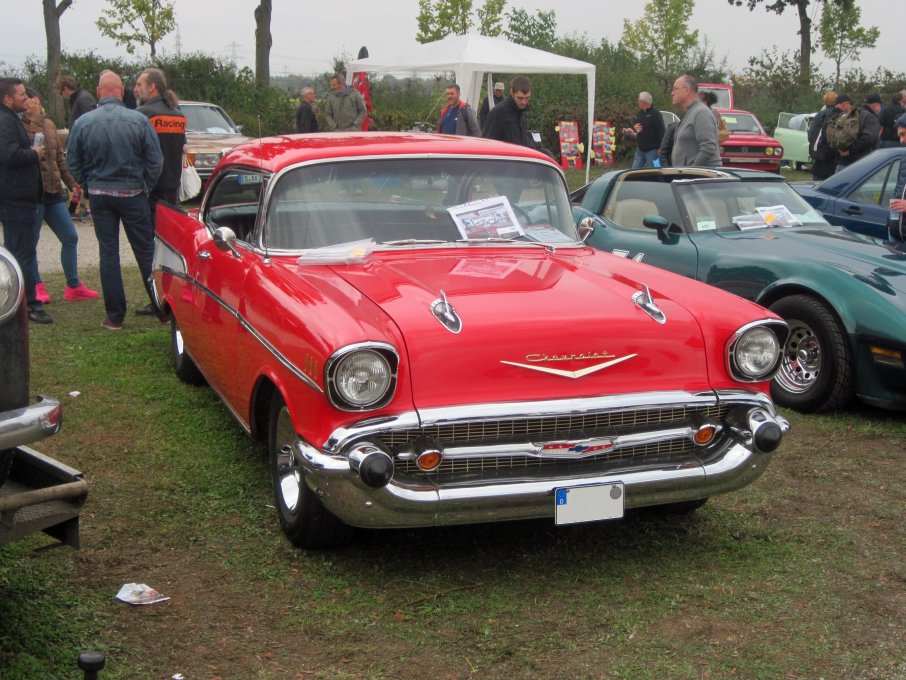 Ein Chevrolet Bel Air steht zum Verkauf.