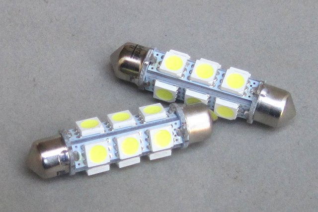 Zwei Rundum–LED–Sofitten, 6 Volt, mit zwölf Chips, 42mm Länge.