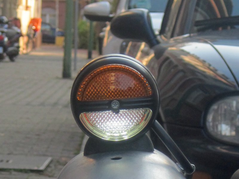 Vorne klasse: Beleuchtung mit LED am Seitenwagen, sehr hell und gut sichtbar.