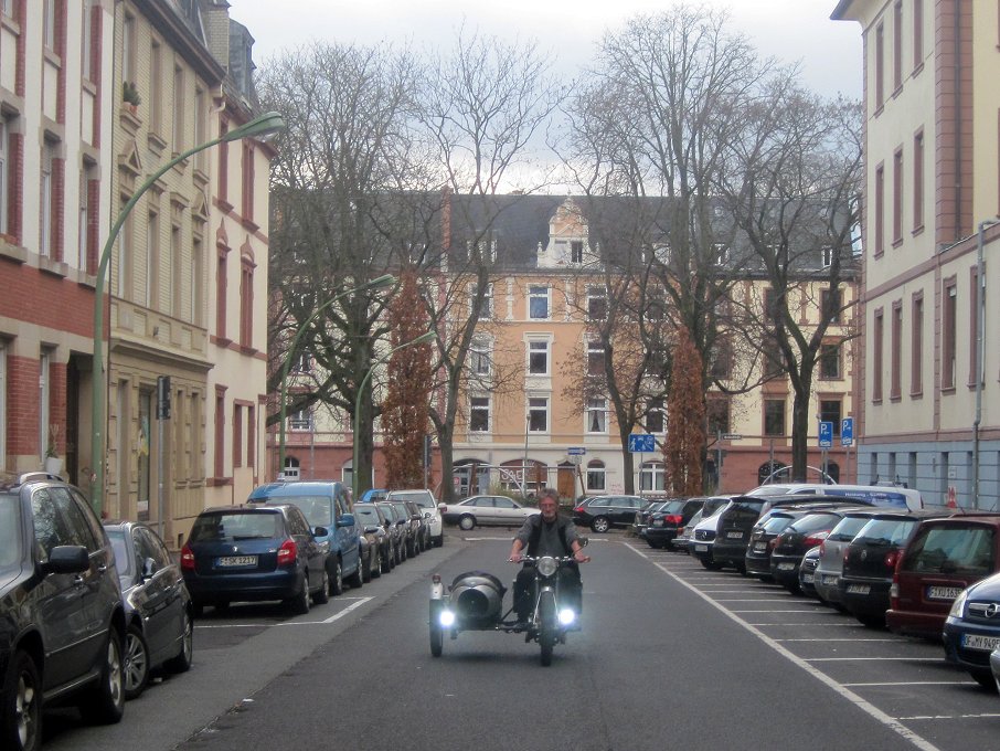 Tagfahrleuchten am Motorradgespann mit 6 Volt im Test - bei Tageslicht.