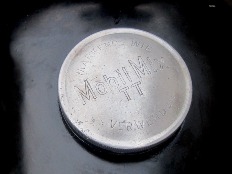 Tankdeckel mit Prägung „Nur Markenöl wie Mobil–Mix TT verwenden”.