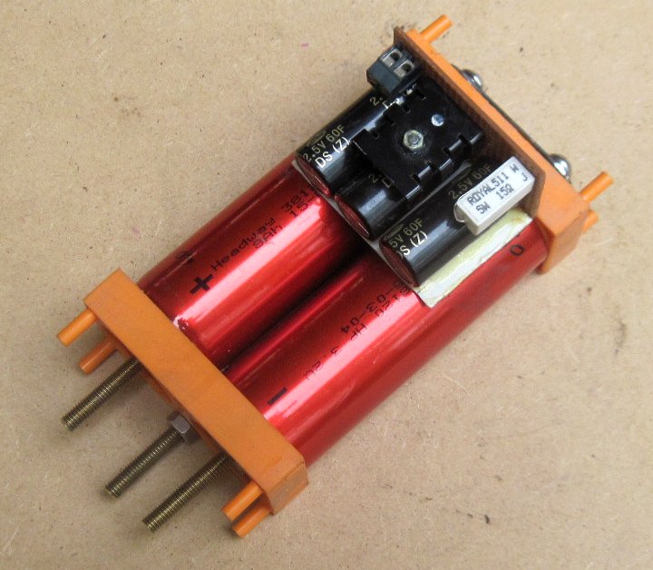 Ein Akkupack mit LifePO4–Akkus und drei Super–Kondensatoren.