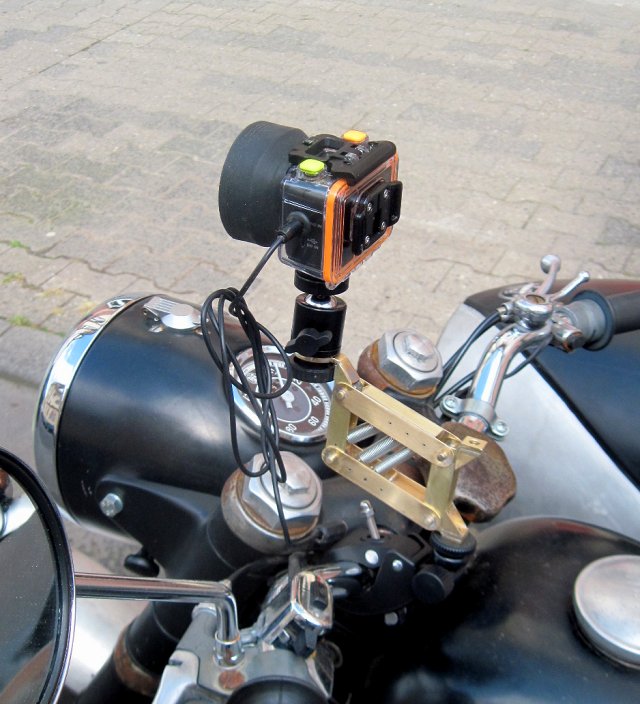 Die Actioncam ist mit dem Kranarm provisorisch am Motorradlenker befestigt.