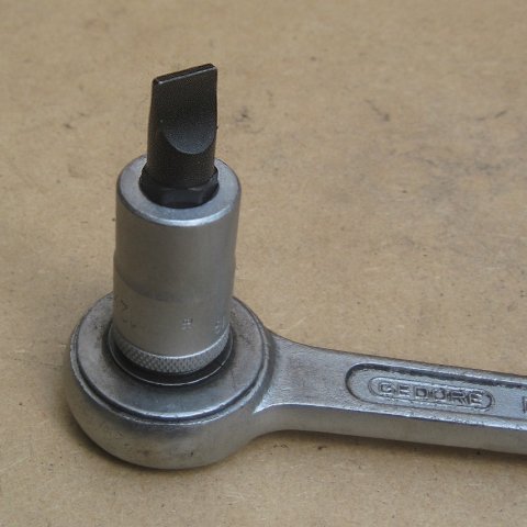 Eine Schlitzschrauben–Nuss von Gedore, 12 × 2mm.