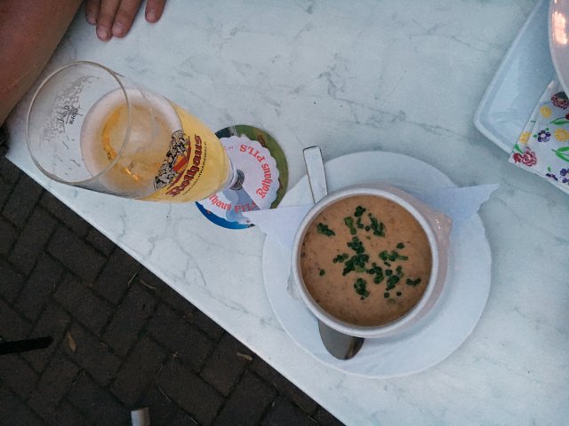Pfifferlingsuppe und Bier im Gasthaus Blume, Badenweiler.