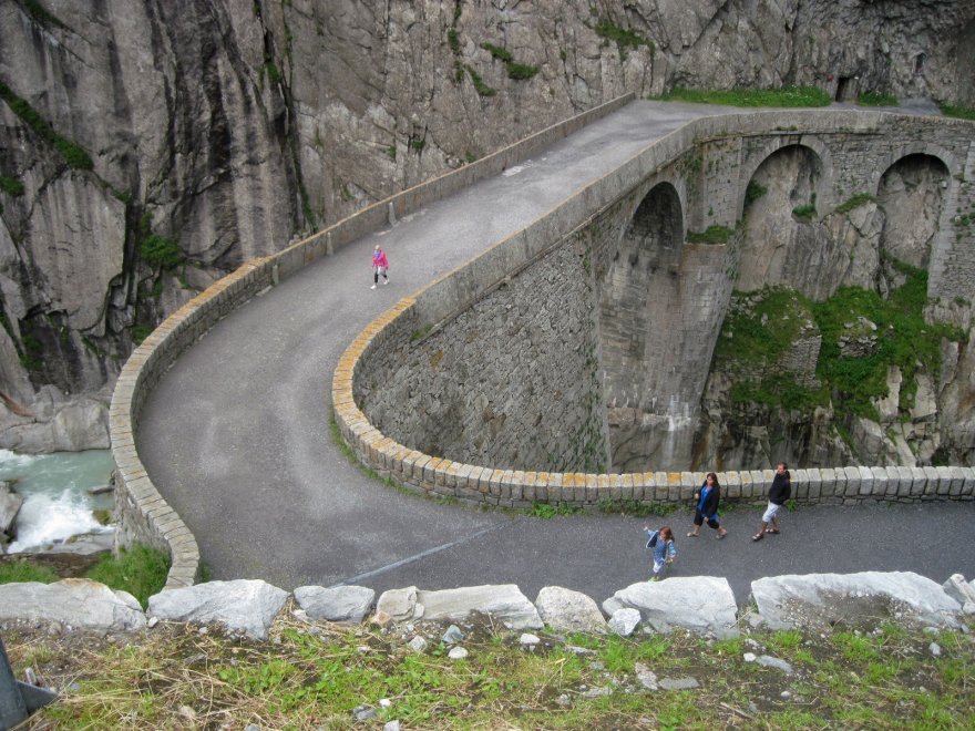 Die Teufelsbrücke beim Aufstieg zum Gotthard–Pass (Schöllenenschlucht).