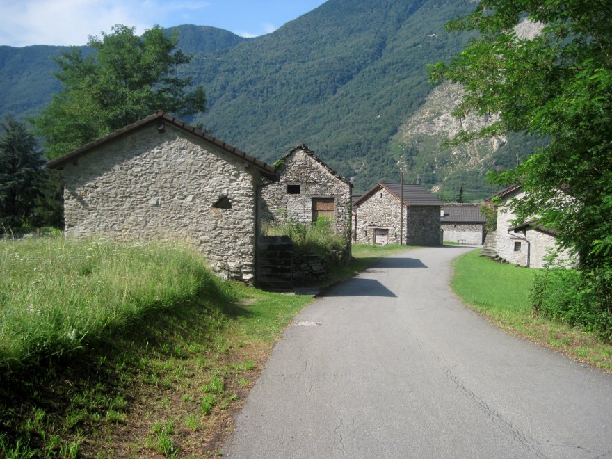 Abfahrt von Bellinzona im Tessin - bei Sonnenschein.