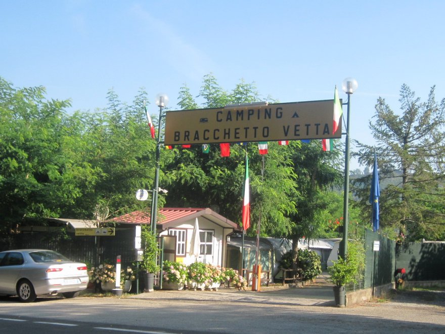 Die Einfahrt zum Campingplatz Brachetto Vetta bei Roverano.