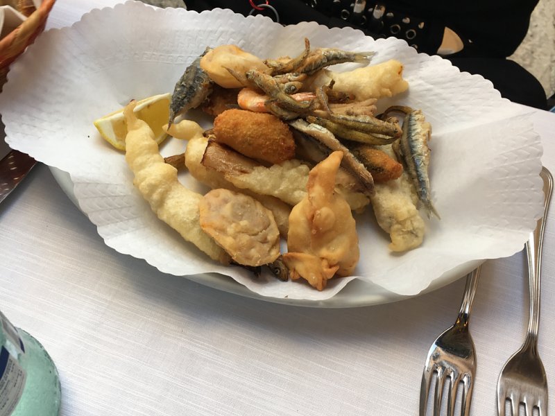 „Frittino Pesce e Pane”, fritierter Fisch und Gemüse im Brotteig.