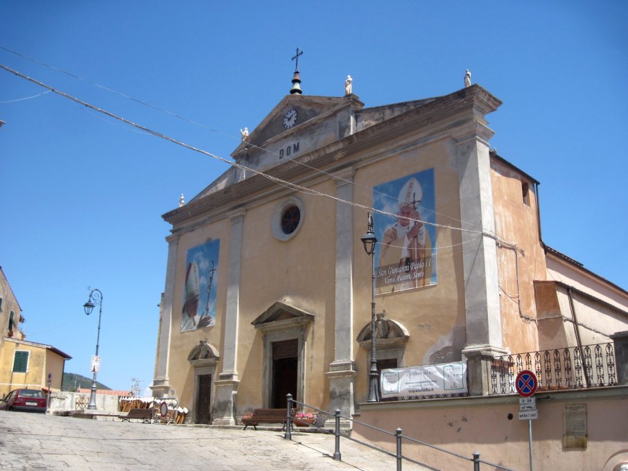 Die Kirche von Rio nell'Elba mit den Plakaten von Johannes Paul II.