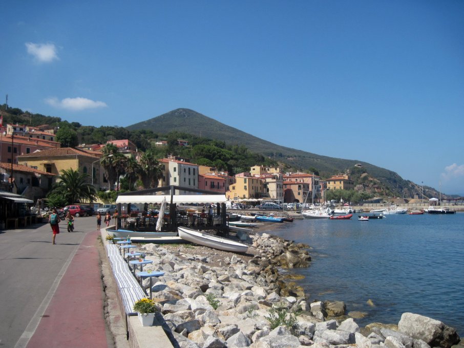 Elba 2016: Blick über Rio Marina vom Hafen in Richtung Minengebiet.