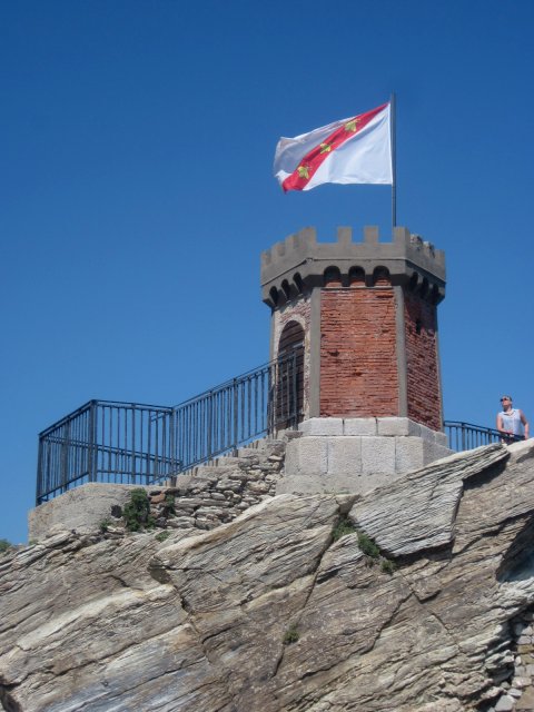 Der Wachtturm an der Mole in Rio Marina, Elba, mit der Flagge der Insel.