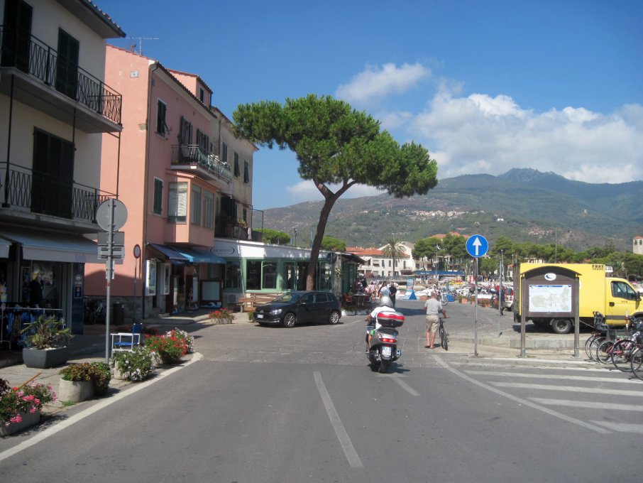 Marina di Campo (Elba) ist ein nicht so prickelnder Touristen–Badeort.