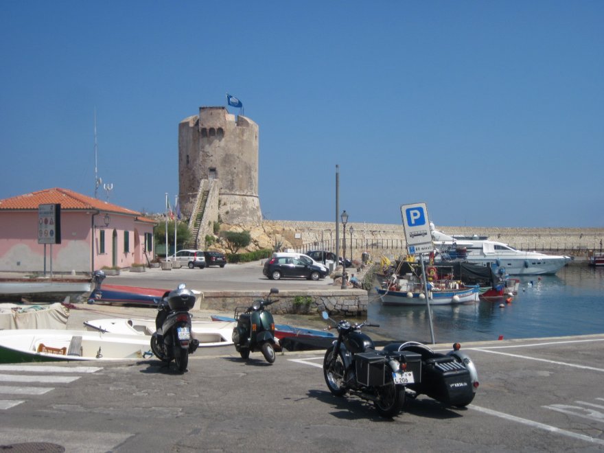 Das Victoria–Gespann am Hafen von Marciana Marina auf Elba.