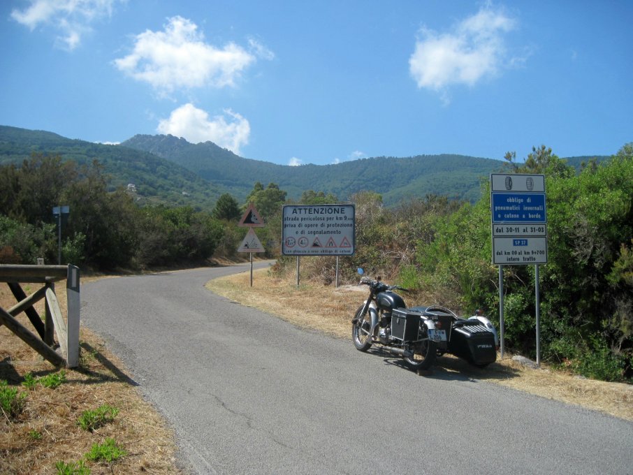 Die Straße hoch zum Monte Pomonte auf der Insel Elba.
