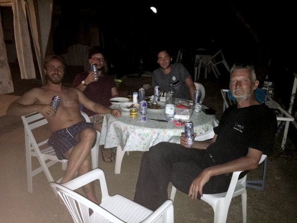 Spaß am Abend mit den Jungs aus Varese am Campingplatz auf Elba.