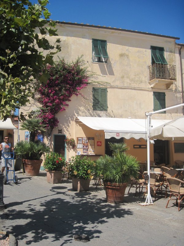 Siesta: eine Bar am Hauptplatz in Capoliveri.