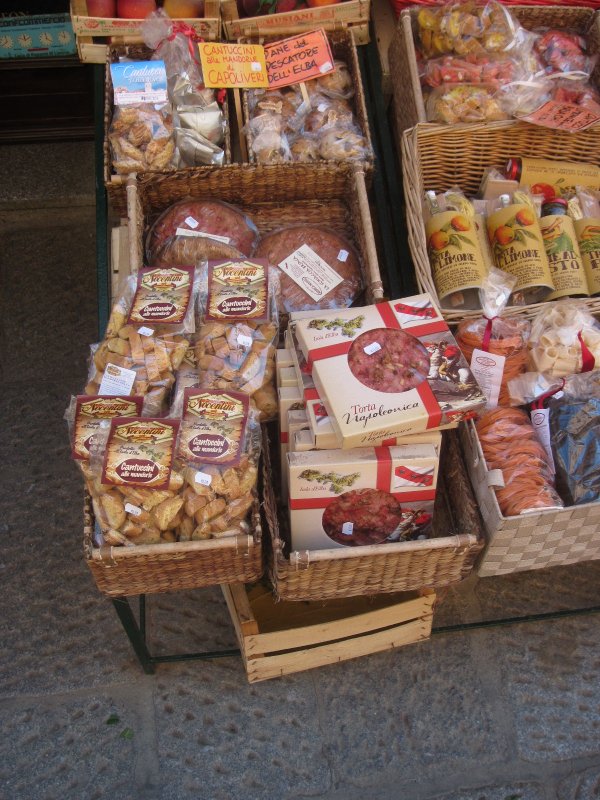 Spezialitäten aus Elba: Torta Napoleonica, Schiaccia Briaca, Cantuccini.