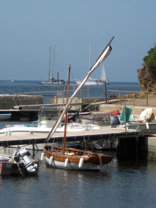 Holzboot mit einem Luggersegel (Schratsegel) in Magazzini auf Elba.