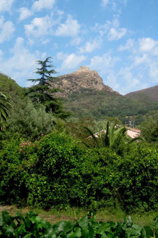 Die Festung Volterraio auf Elba wurde um 1000 herum gebaut und liegt 394 m hoch.