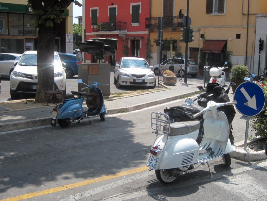 Zwei schöne, alte Vespa–Roller in der Toscana.