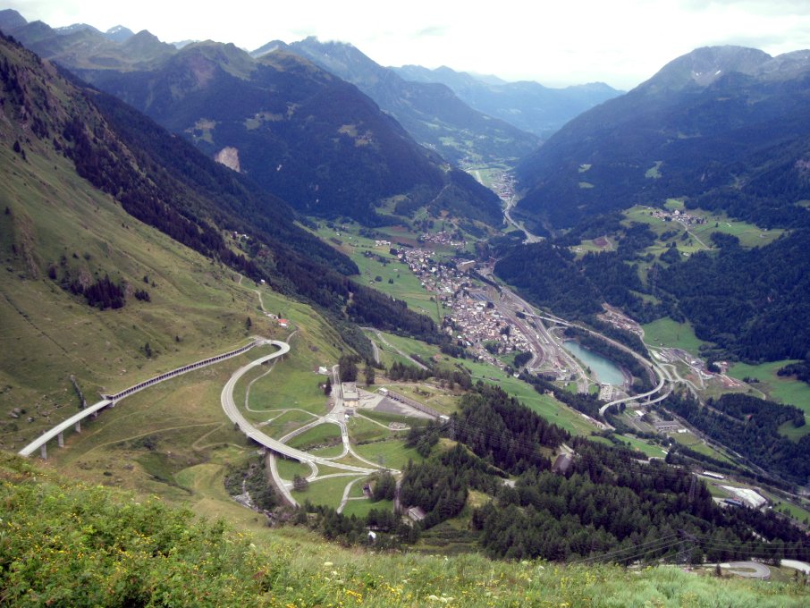 Der Blick vom Gotthard (Aussichtsplattform) herunter nach Airolo.