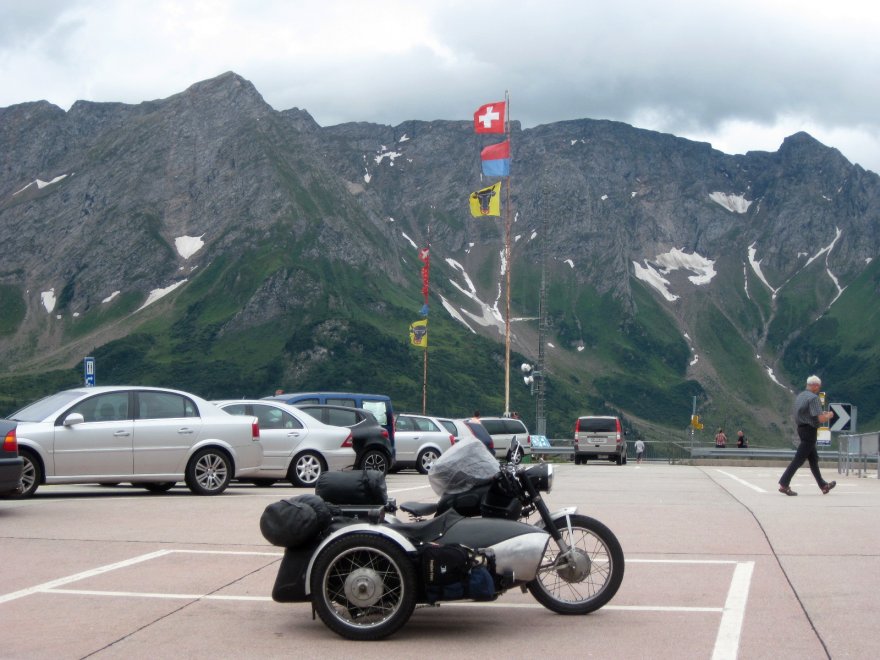 An der Aussichtsplattform am Gotthard–Pass oberhalb Airolo.