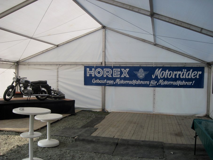 Werbebanner und Horex–Motorrad im Zelt des Horex–Treffens 2016.