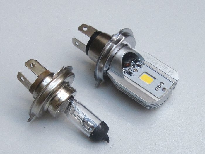 Eine H4–Glühlampe und ein passender LED–Einsatz im Vergleich.
