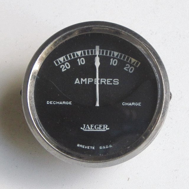 Ein Ampèremeter von Jaeger (Anzeige ± 20 Ampère).