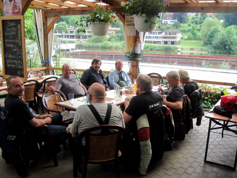 Motorradfahrer auf der Terrasse eines Gasthauses am Neckar.