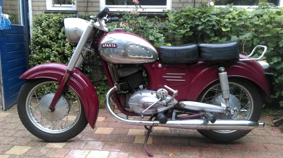 Sparta–Motorrad mit Blechverkleidung und Motor der Victoria KR26 N.