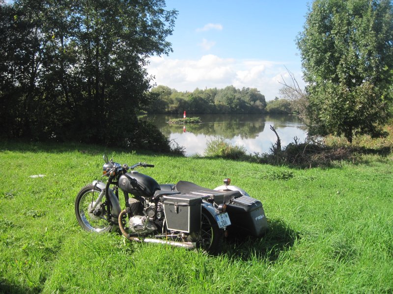 Pause am Mainufer mit dem Victoria–Gespann, nahe Obernau.