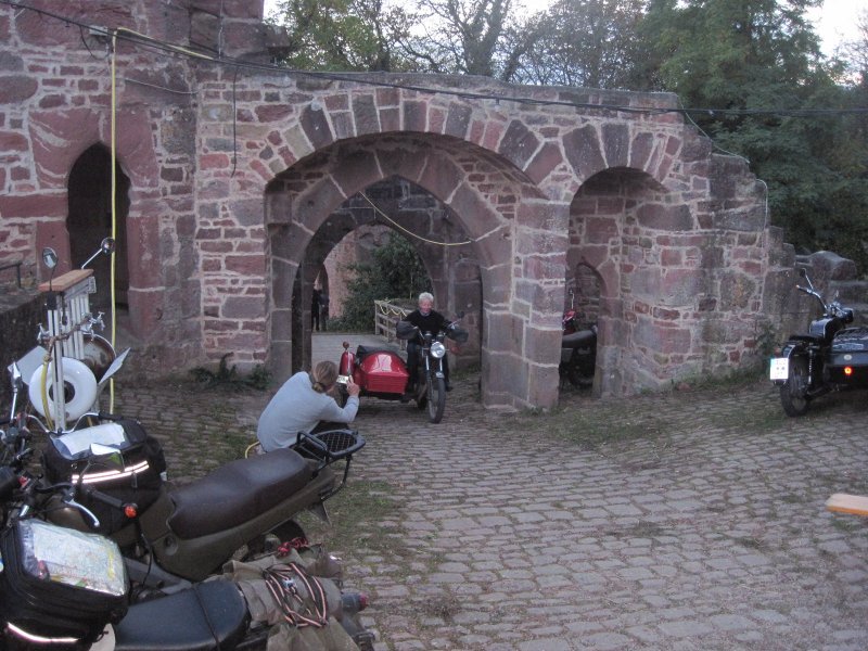 Applaus: Undine meistert Auffahrt, Brücke und Treppe mit dem MZ–Gespann!