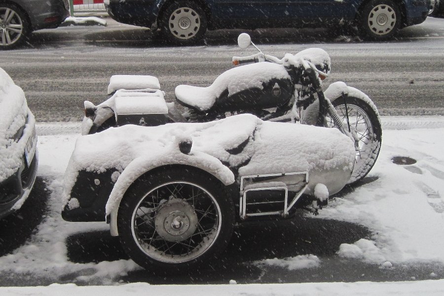 Ein zugeschneites Motorrad–Gespann.