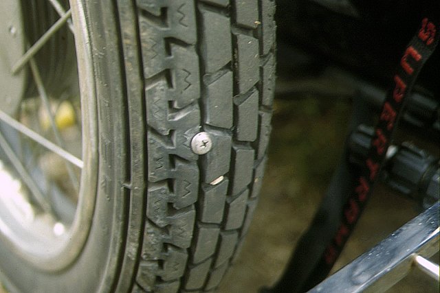 Eine Schraube steckt im Reifen des Seitenwagens - Mist!