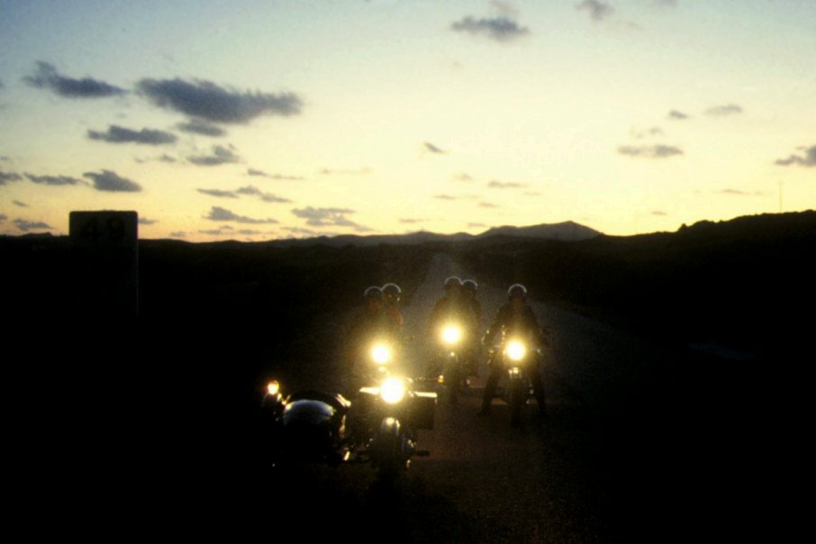 Vier Motorräder bei Anbruch der Dunkelheit auf Sardinien.
